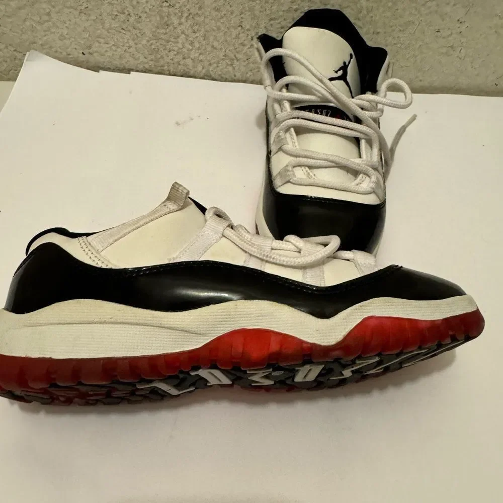 Jordan Low Top Sneakers Retro Mid Concord-Bred Size 2Y Black Red White Youth